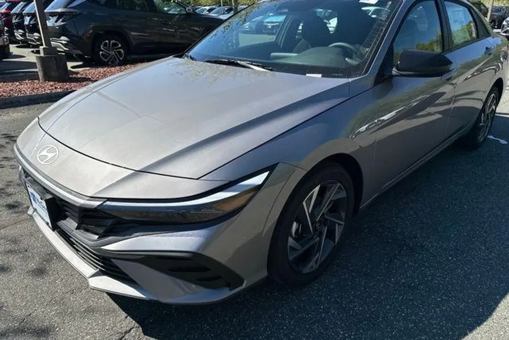 2025 Hyundai Elantra SEL Sport photo 1