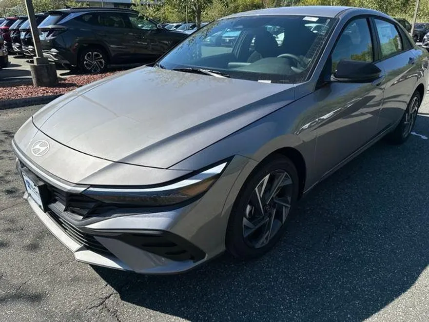 2025 Hyundai Elantra SEL Sport photo 1