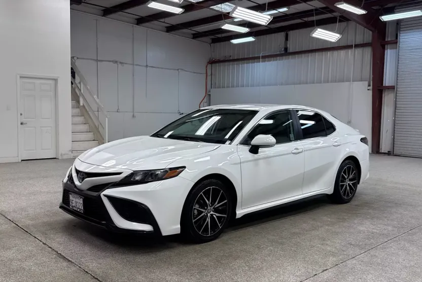 2023 Toyota Camry SE photo 1