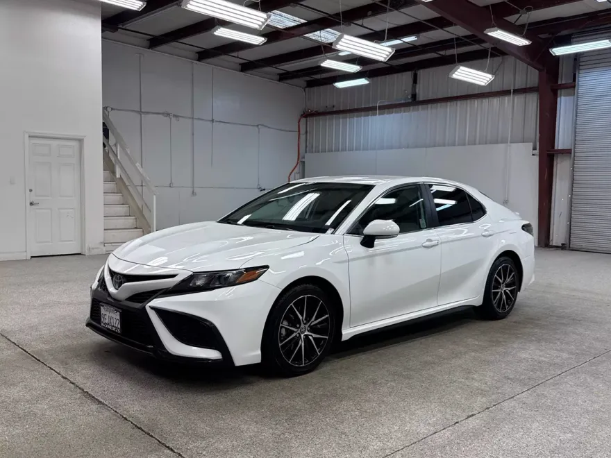 2023 Toyota Camry SE photo 1