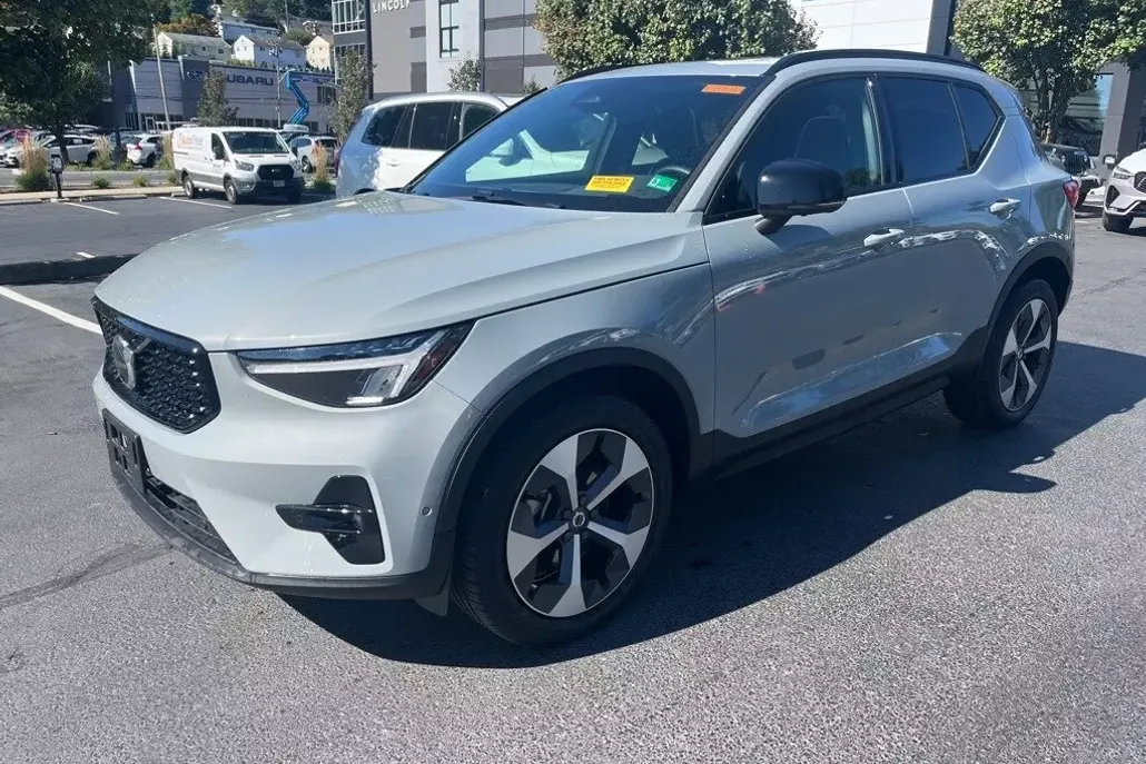 2025 Volvo XC40 Plus photo 1