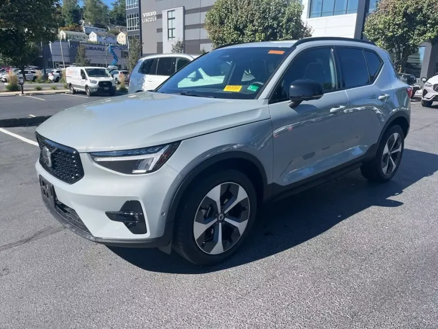 2025 Volvo XC40 Plus photo 1