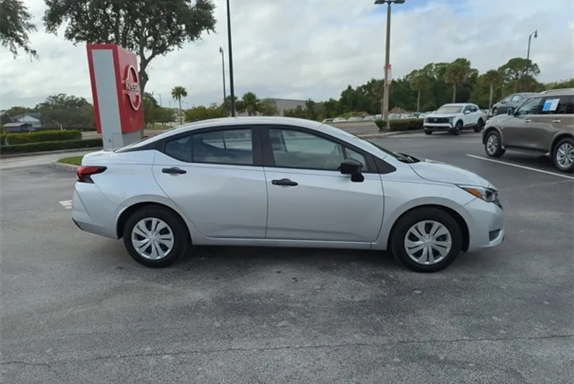 2025 Nissan Versa 1.6 S photo 1