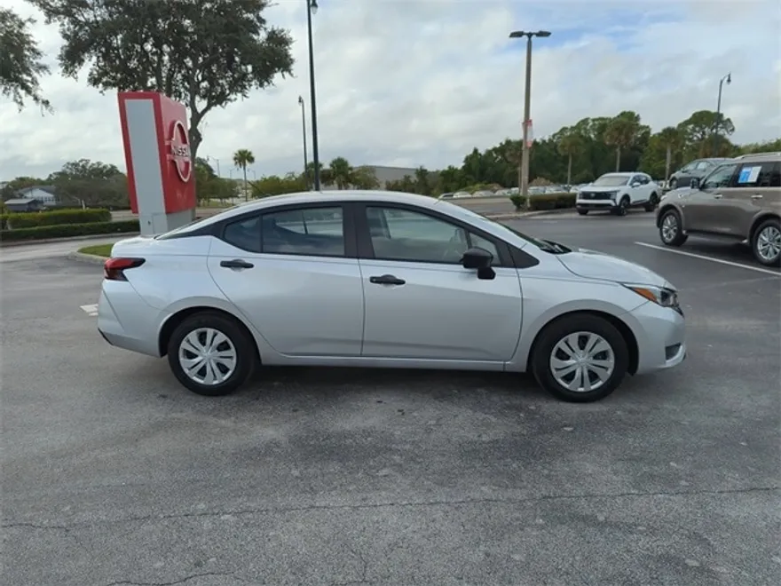 2025 Nissan Versa 1.6 S photo 1