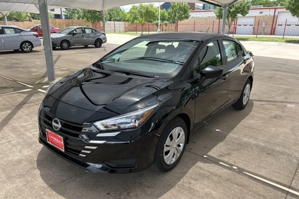 2025 Nissan Versa 1.6 S photo 1
