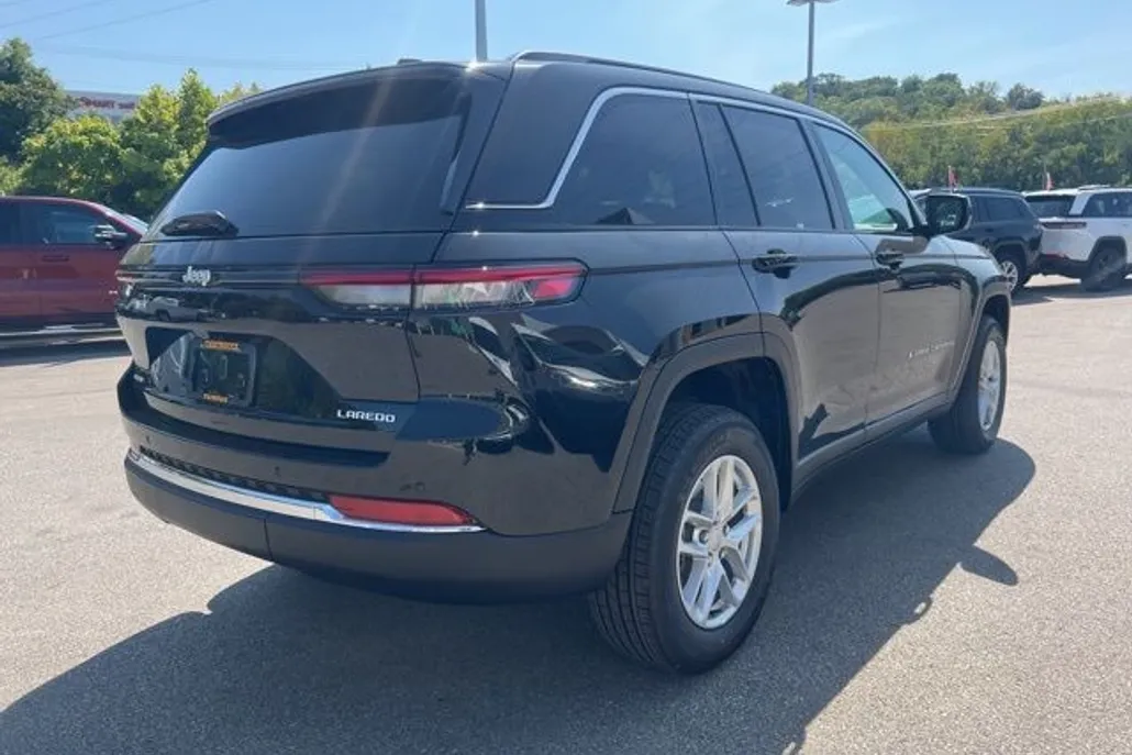 2025 Jeep Grand Cherokee Laredo photo 1