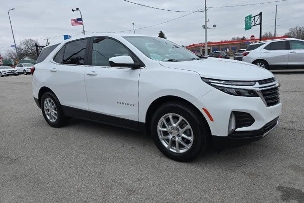 2022 Chevrolet Equinox LT photo 1
