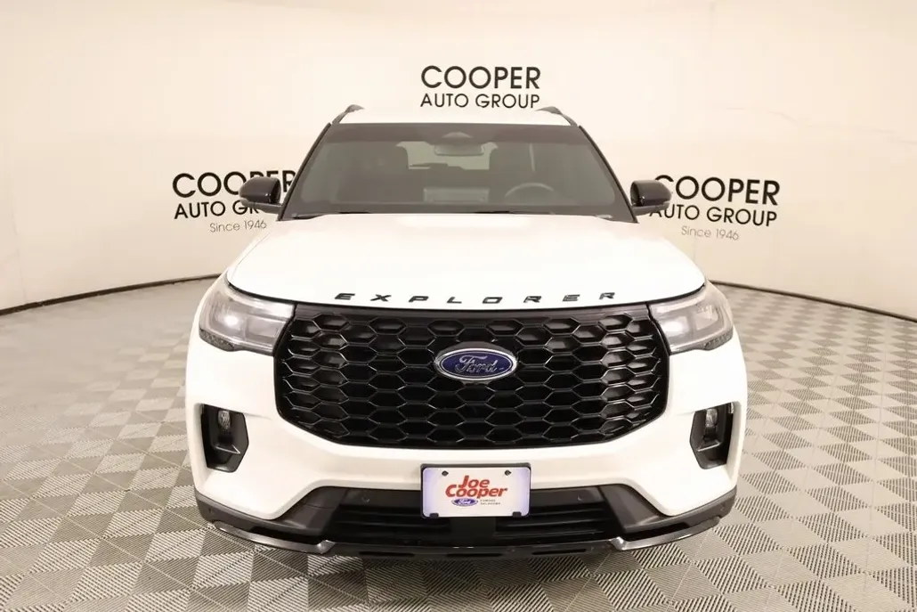 2025 Ford Explorer ST-Line photo 1