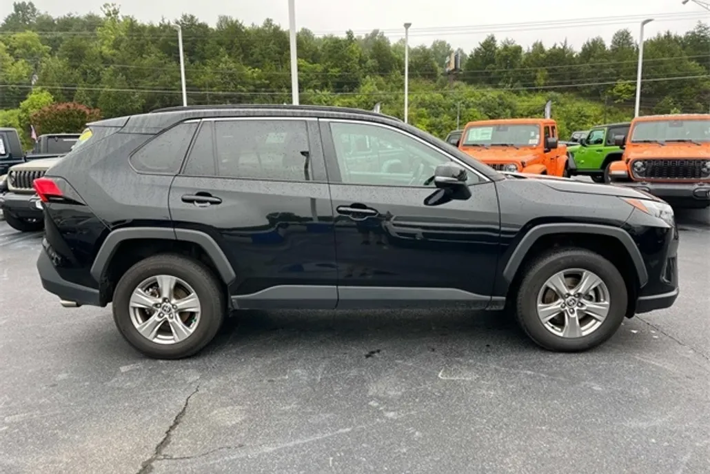 2023 Toyota RAV4 XLE photo 1