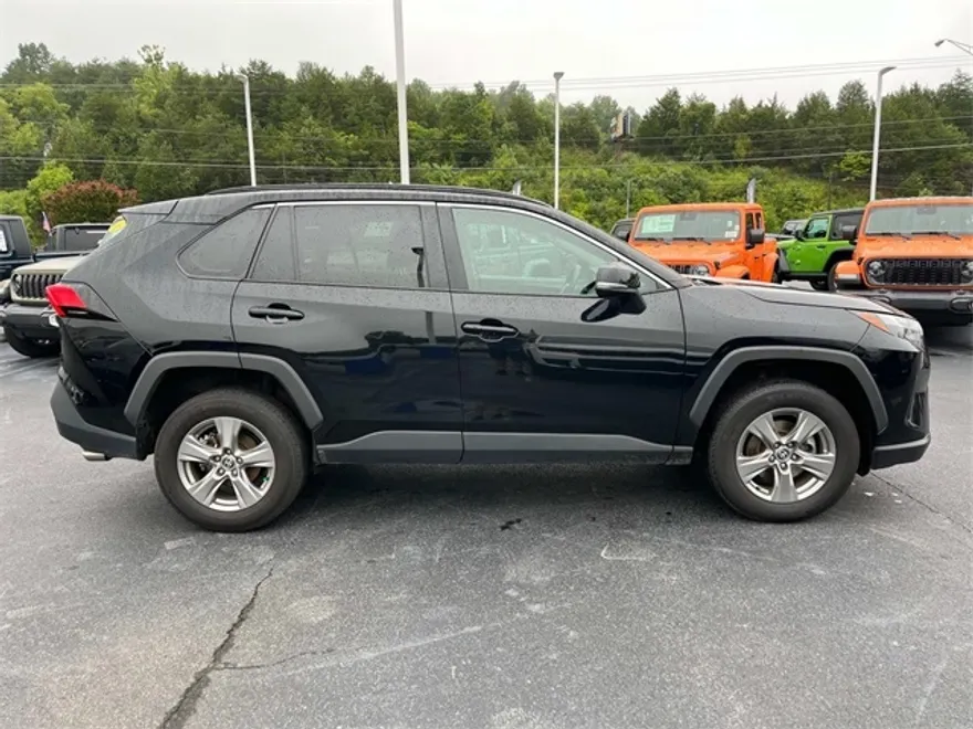 2023 Toyota RAV4 XLE photo 1