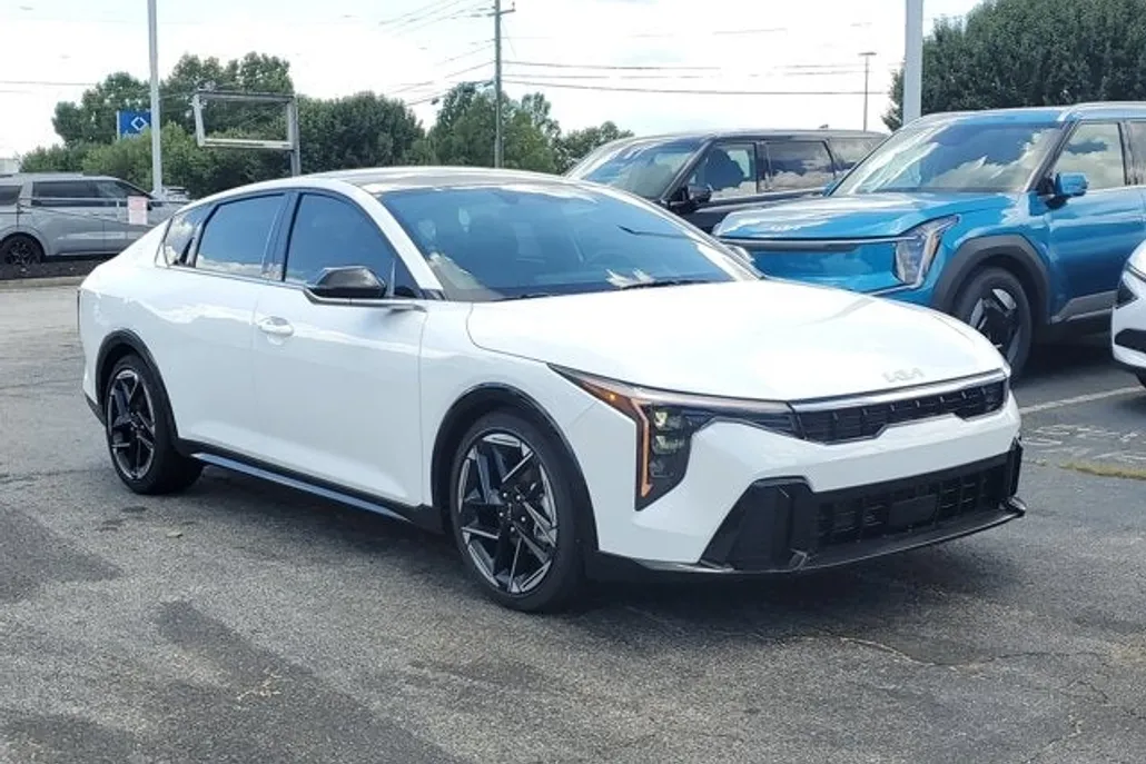 2025 Kia K4 GT-Line photo 1