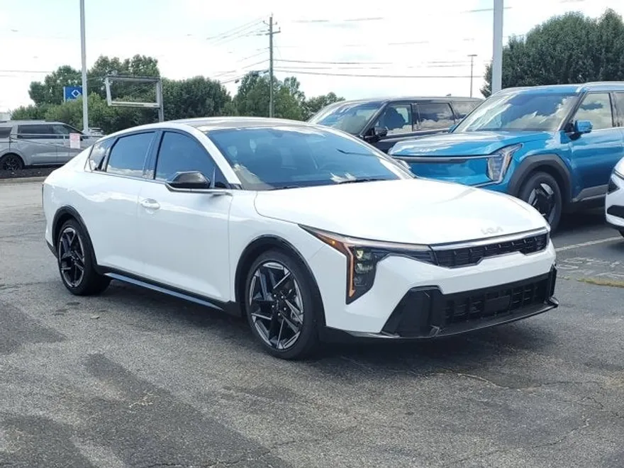 2025 Kia K4 GT-Line photo 1