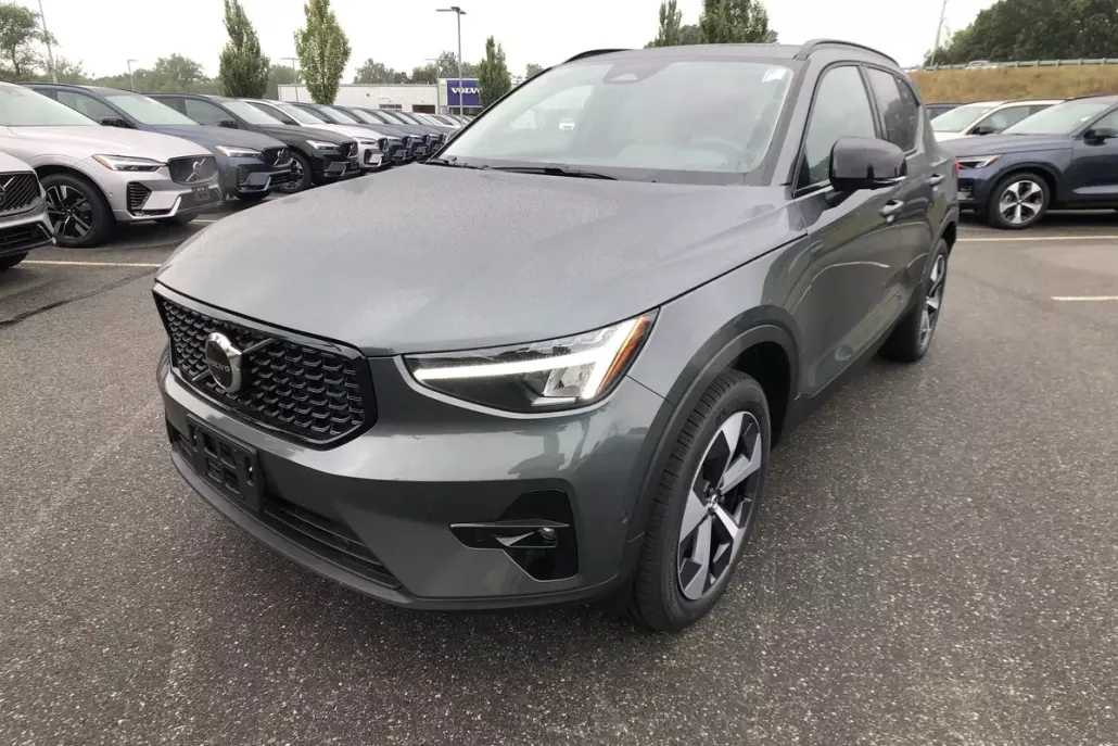2026 Volvo XC40 Plus photo 1