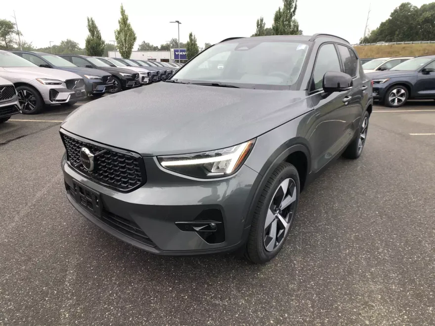 2026 Volvo XC40 Plus photo 1