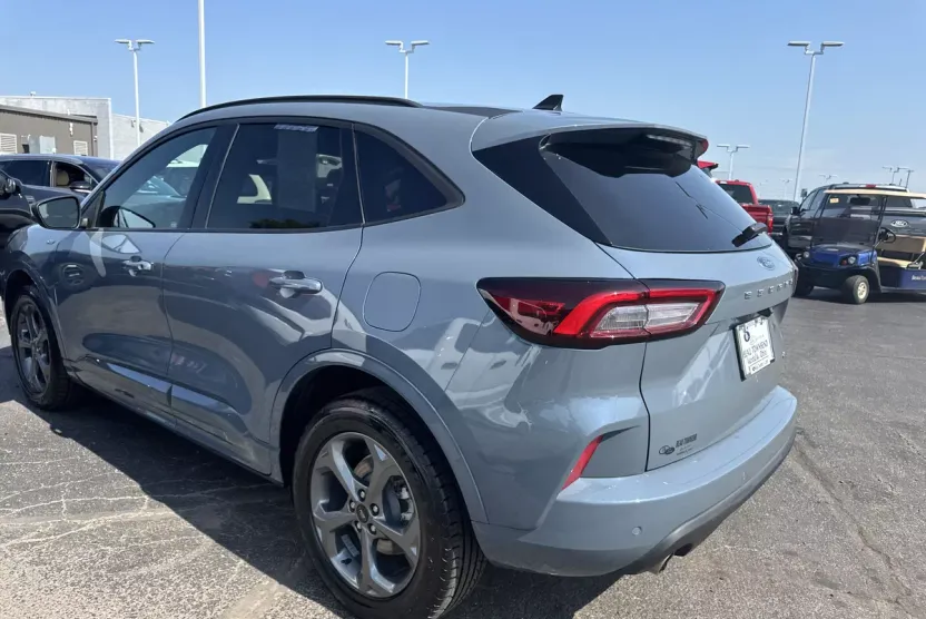 2023 Ford Escape ST-Line photo 1
