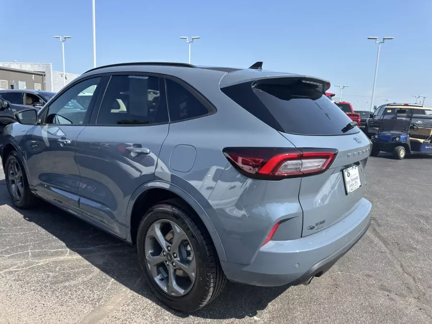 2023 Ford Escape ST-Line photo 1