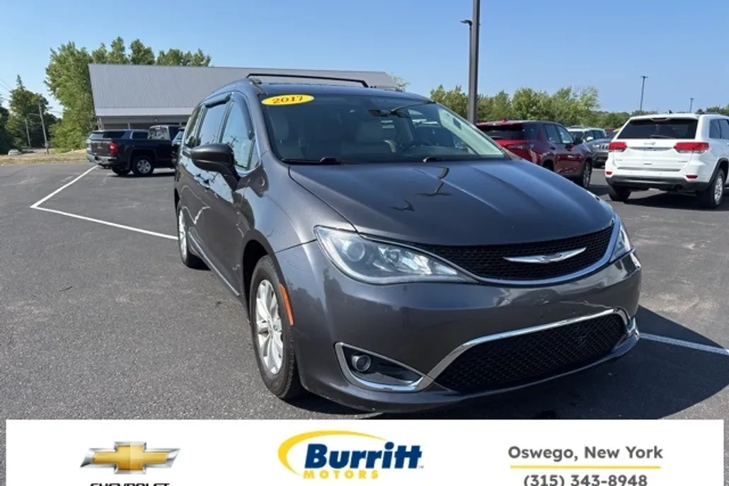 2017 Chrysler Pacifica Touring L photo 1