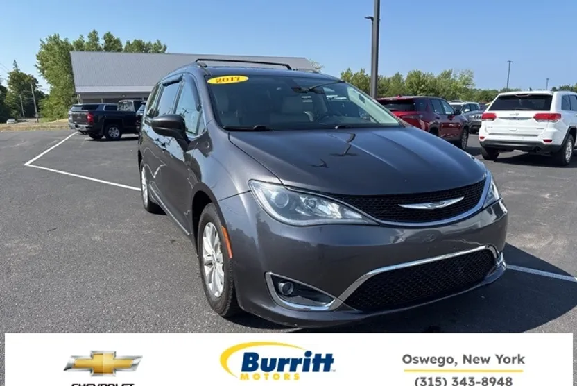 2017 Chrysler Pacifica Touring L photo 1
