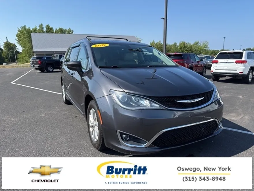 2017 Chrysler Pacifica Touring L photo 1