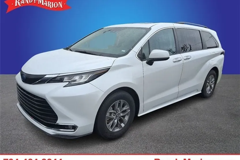 2023 Toyota Sienna XLE photo 1