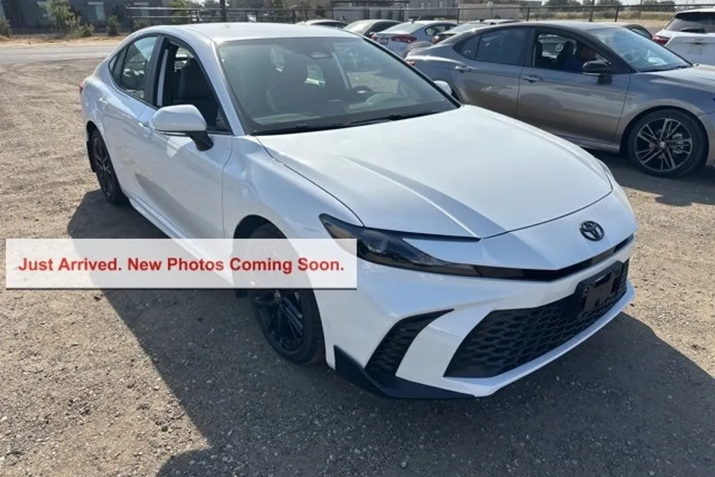 2025 Toyota Camry SE photo 1