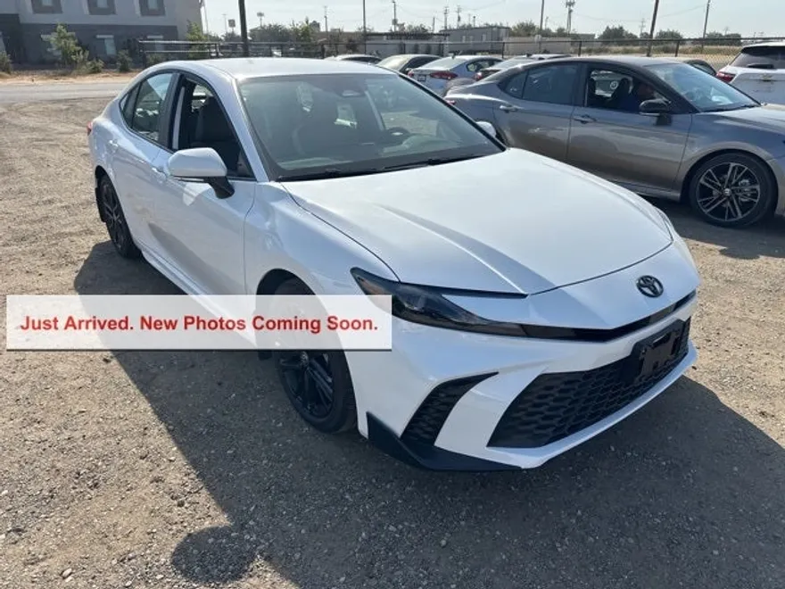 2025 Toyota Camry SE photo 1