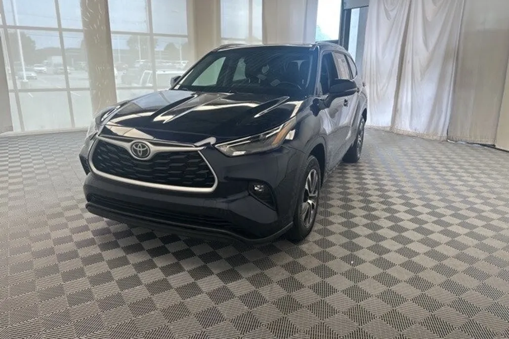 2022 Toyota Highlander XLE photo 1
