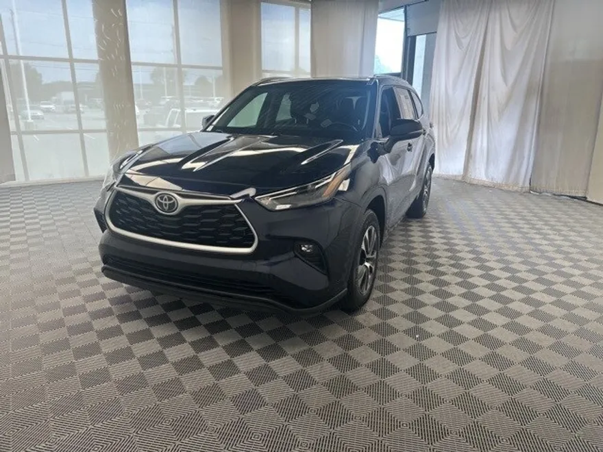 2022 Toyota Highlander XLE photo 1
