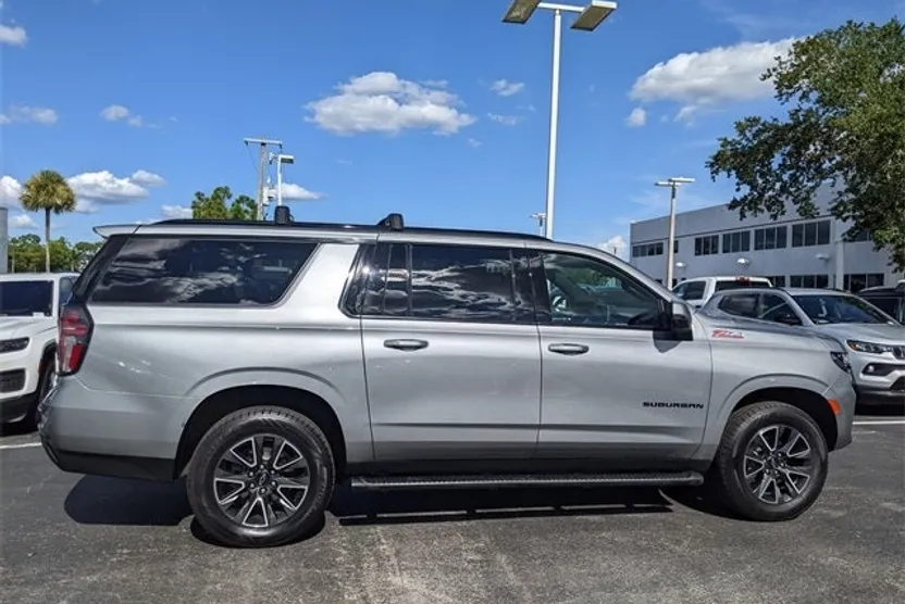 2023 Chevrolet Suburban Z71 photo 1