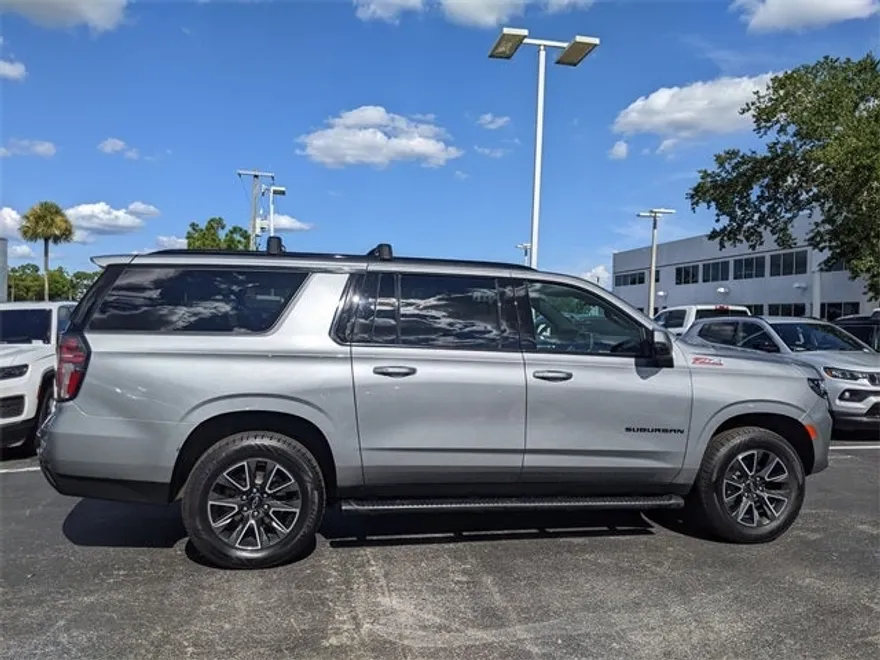 2023 Chevrolet Suburban Z71 photo 1