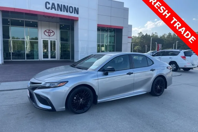 2022 Toyota Camry SE photo 1