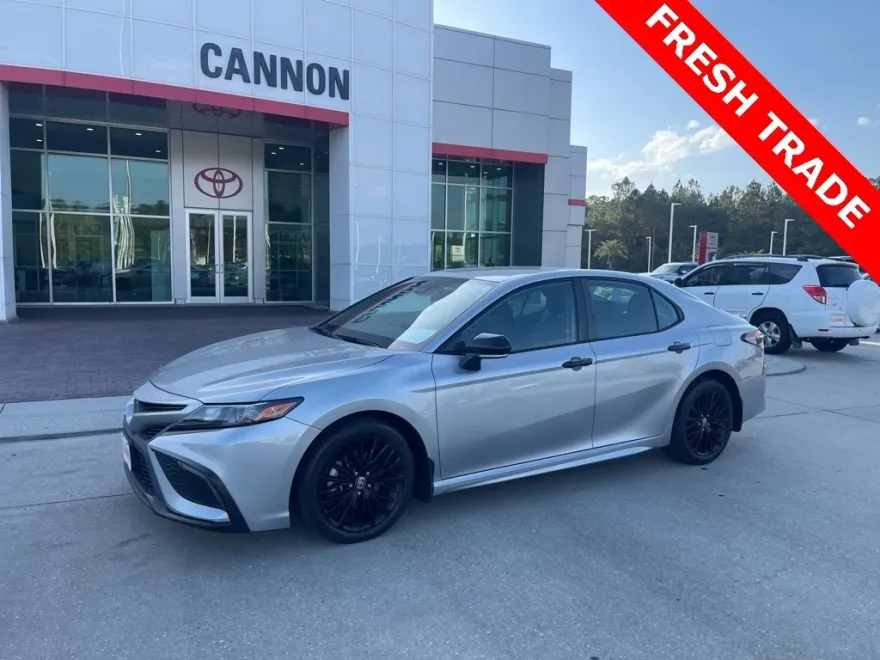 2022 Toyota Camry SE photo 1