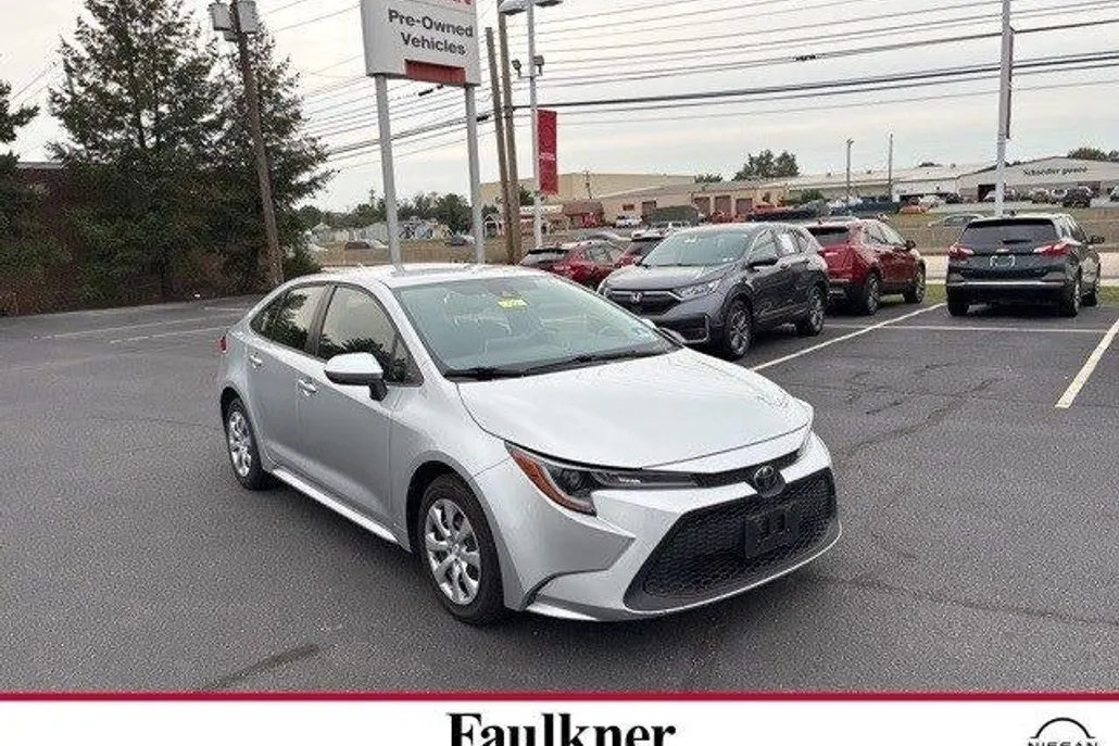 2020 Toyota Corolla LE photo 1