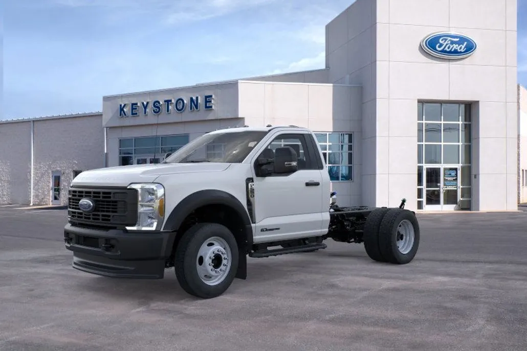 2025 Ford F-550 photo 1