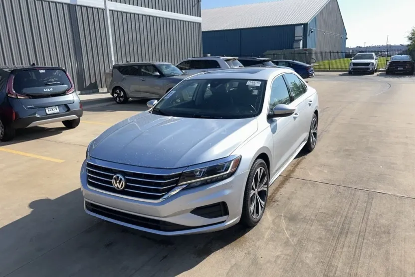 2021 Volkswagen Passat 2.0T SE photo 1