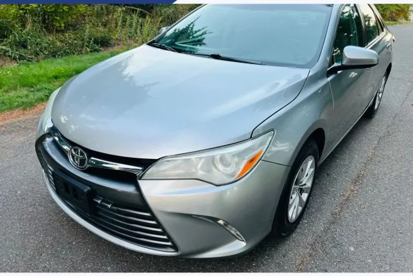 2016 Toyota Camry LE photo 1