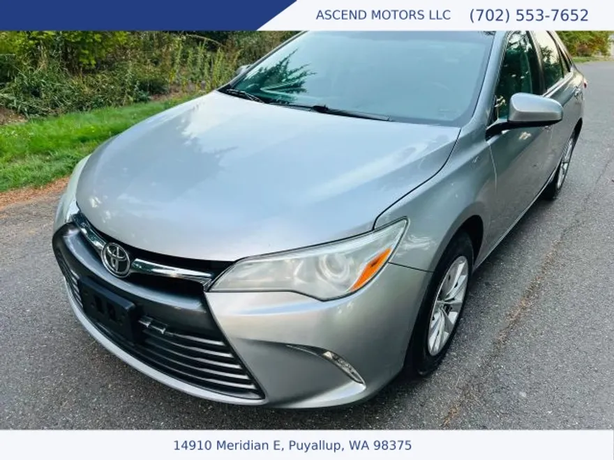 2016 Toyota Camry LE photo 1