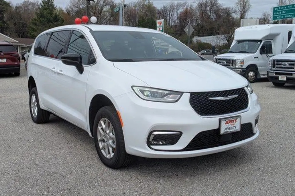 2024 Chrysler Pacifica Touring photo 1