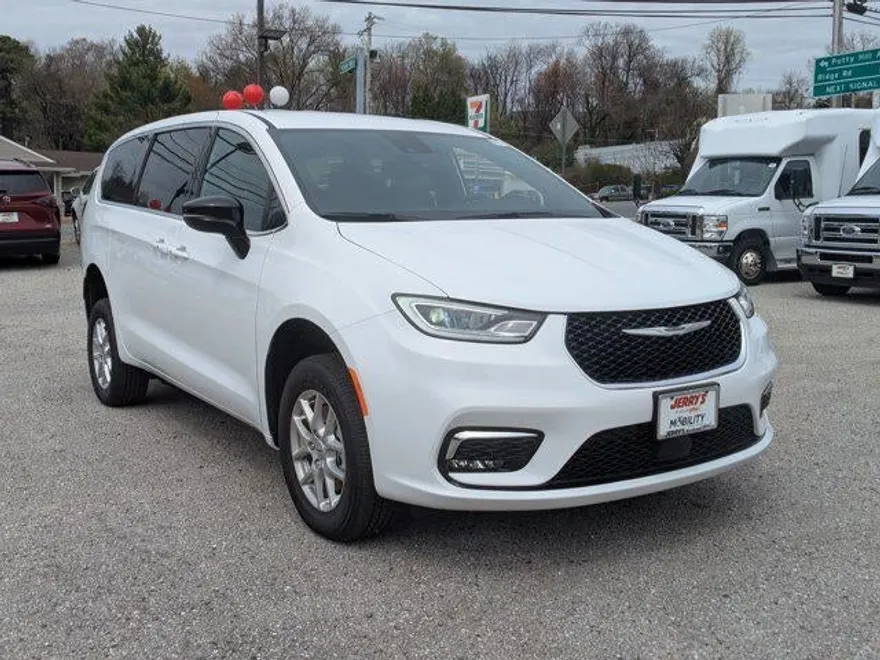 2024 Chrysler Pacifica Touring photo 1
