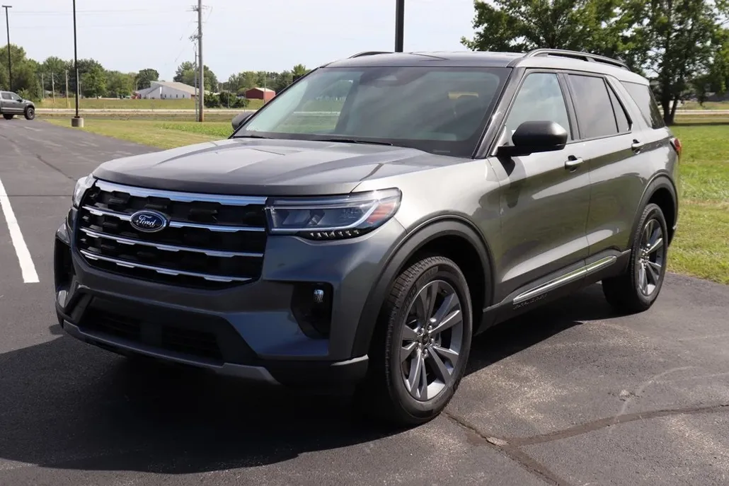 2025 Ford Explorer photo 1