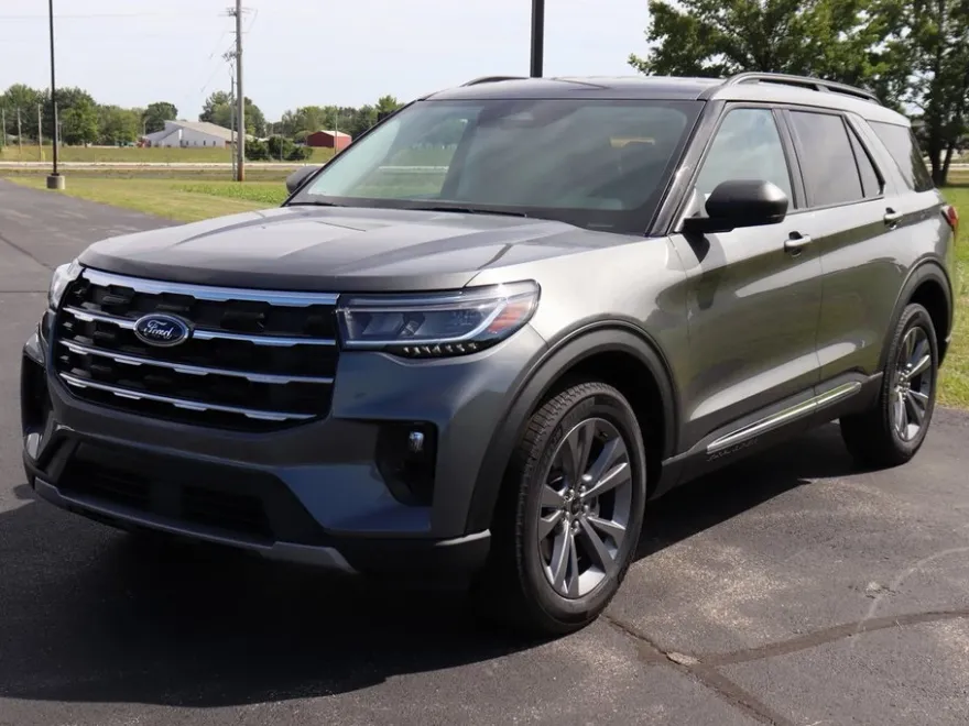 2025 Ford Explorer photo 1