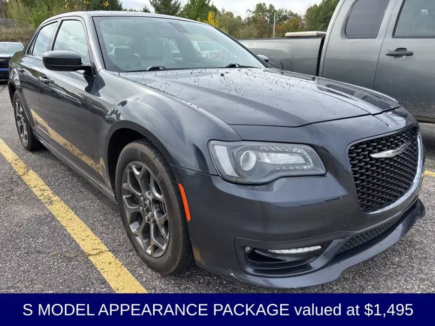 2018 Chrysler 300 S photo 1