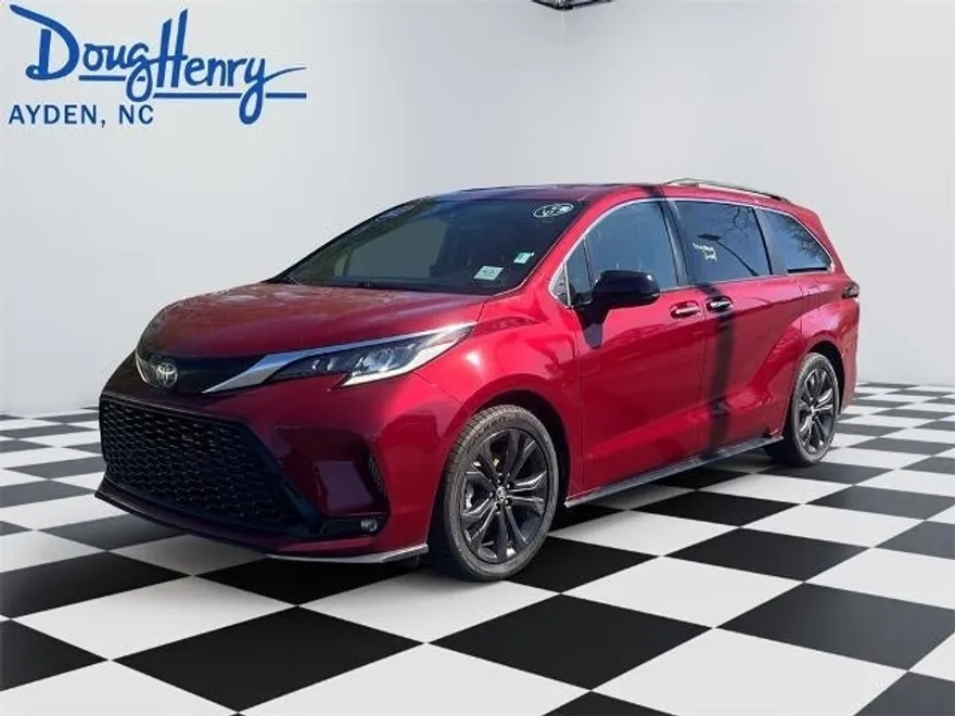 2022 Toyota Sienna XSE photo 1