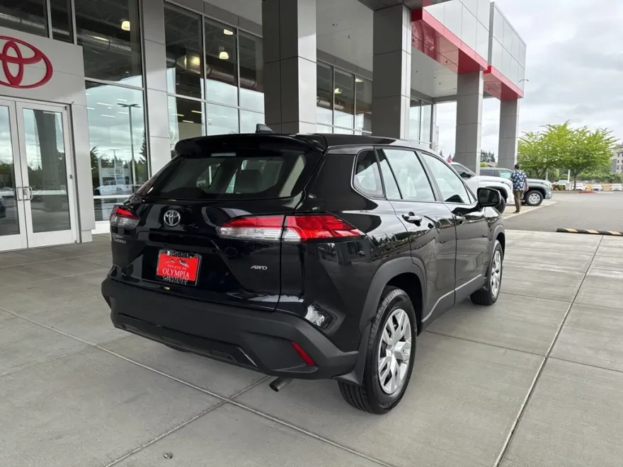 2024 Toyota Corolla Cross L photo 1