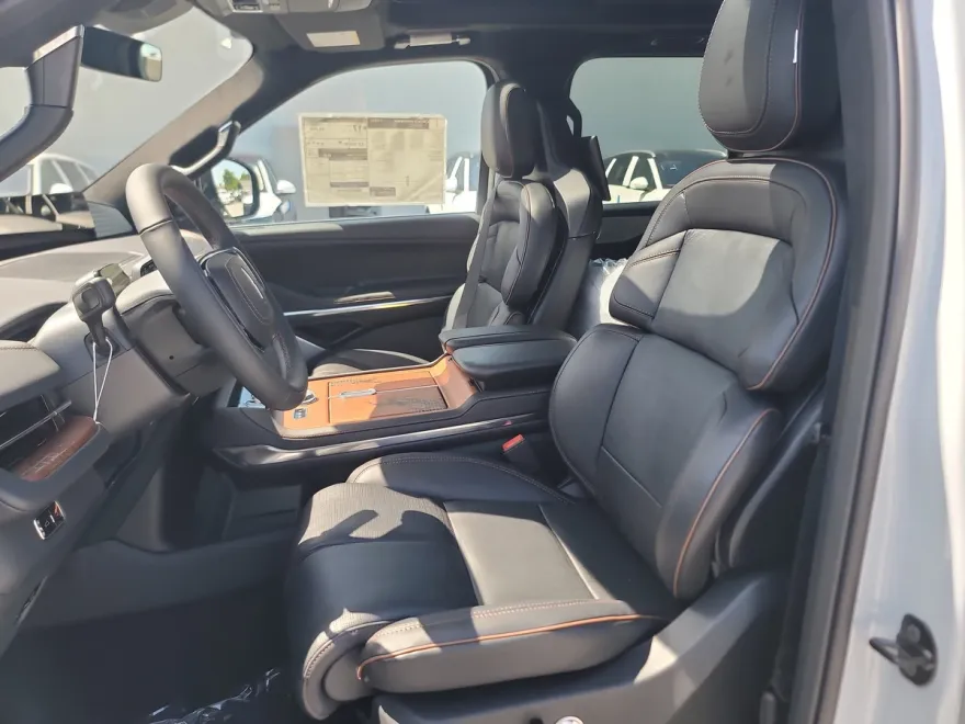 2025 Lincoln Navigator L photo 1
