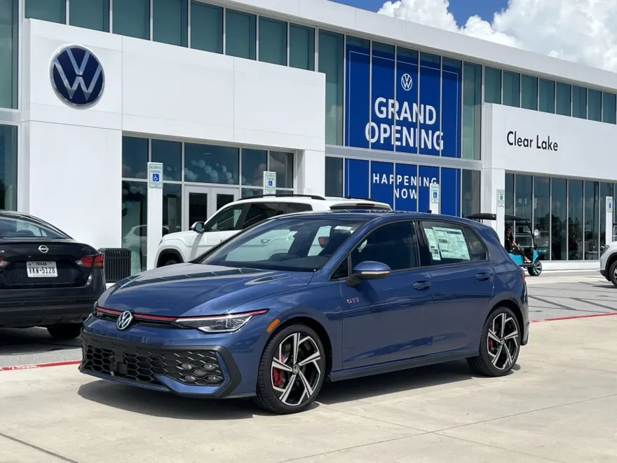 2025 Volkswagen Golf GTI SE photo 1