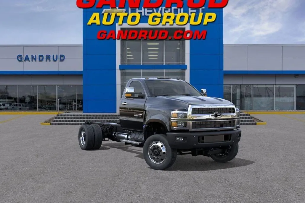 2025 Chevrolet Silverado 5500HD LT photo 1
