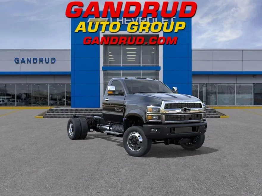 2025 Chevrolet Silverado 5500HD LT photo 1