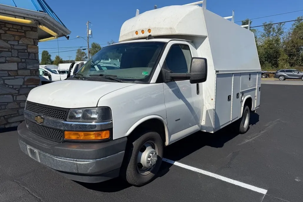 2021 Chevrolet Express 3500 Cutaway photo 1