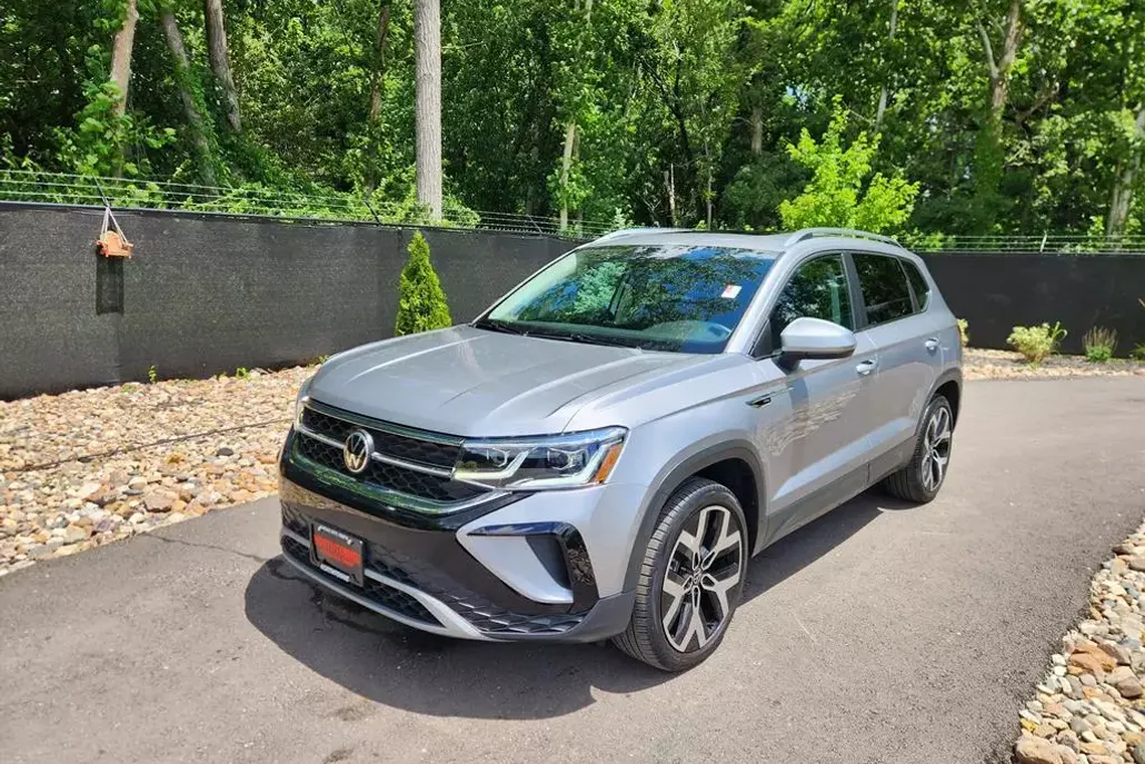 2022 Volkswagen Taos SEL photo 1